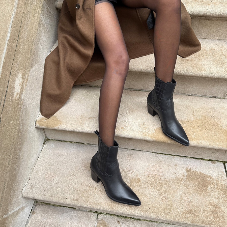 schmale stiefeletten aus schwarzem leder