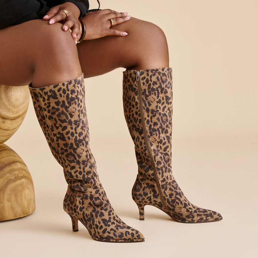 aldy stiefel mit weiter kalbsweite braunes wildleder mit leopardenmuster
