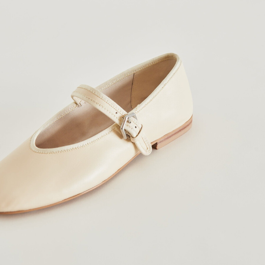 roslyn ballerinas aus cremefarbenem leder
