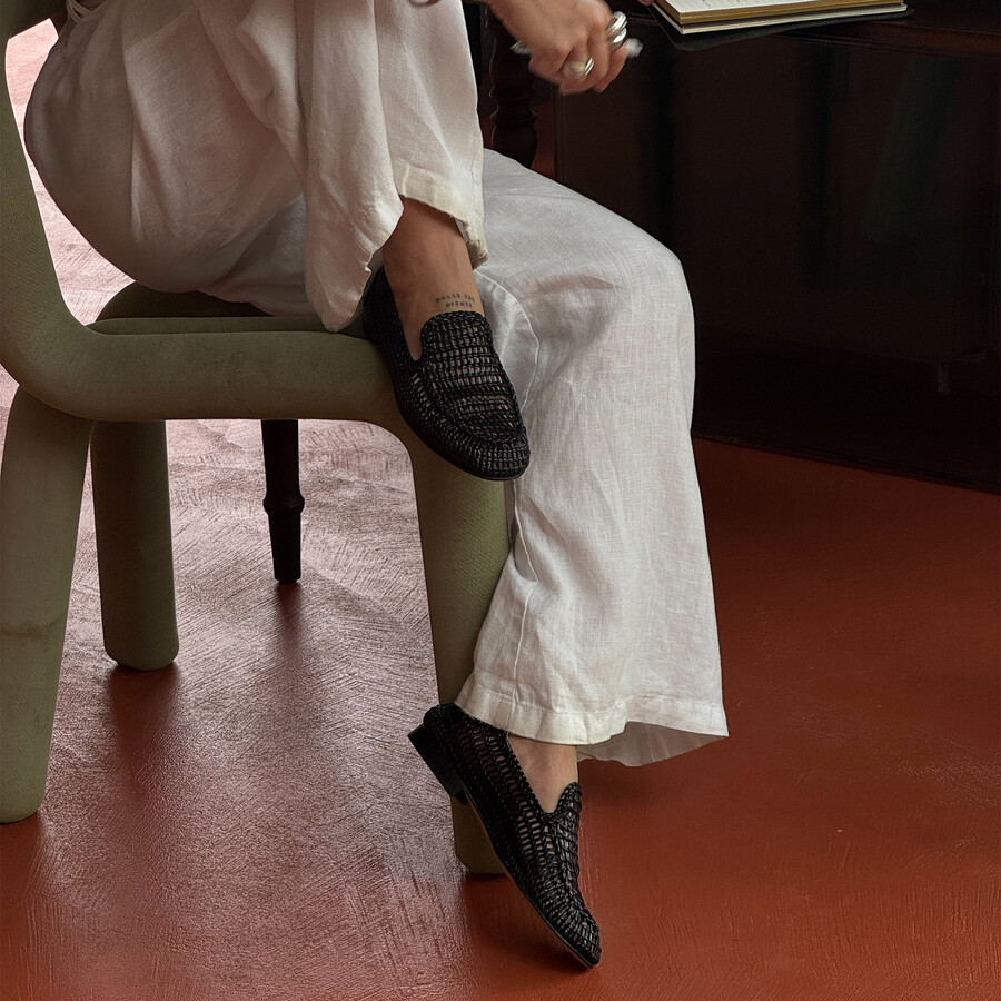 armond ballerinas aus schwarzem gewebtem leder