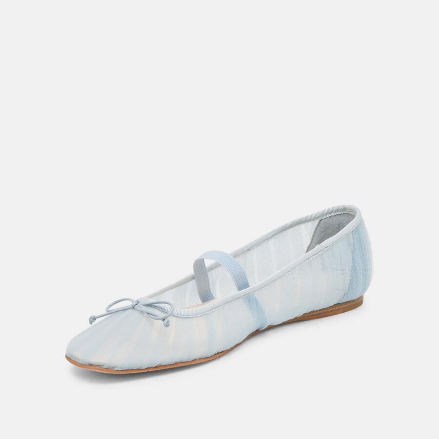 raeven ballerinas aus hellblauem tüll