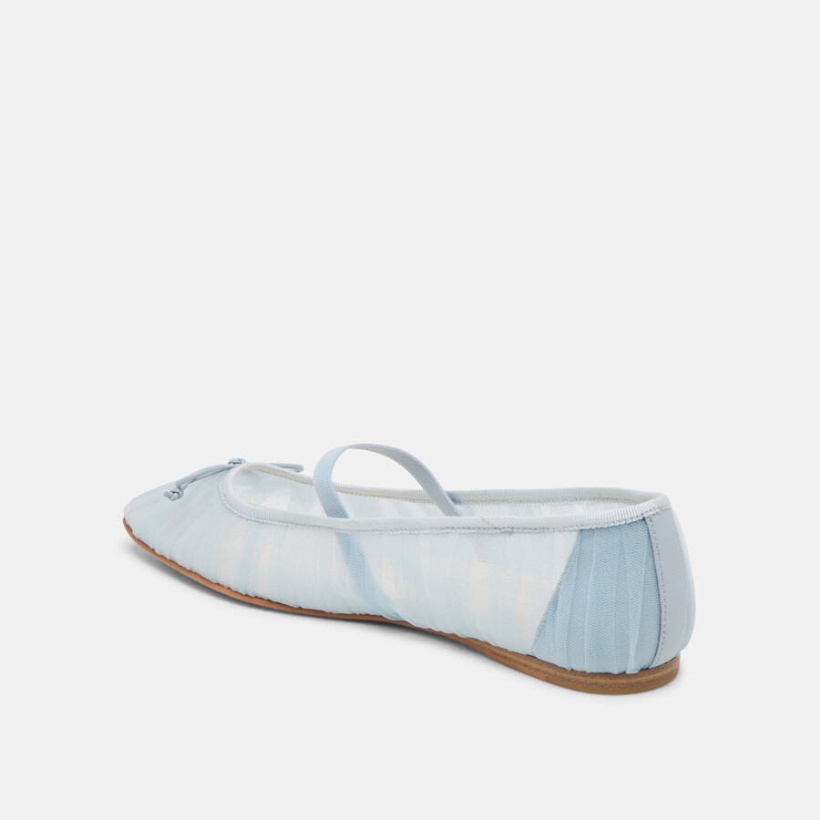 raeven ballerinas aus hellblauem tüll