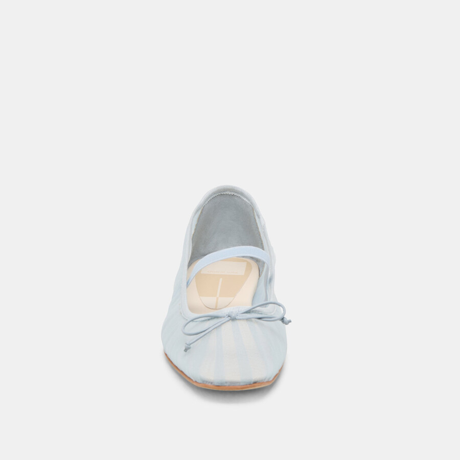 raeven ballerinas aus hellblauem tüll