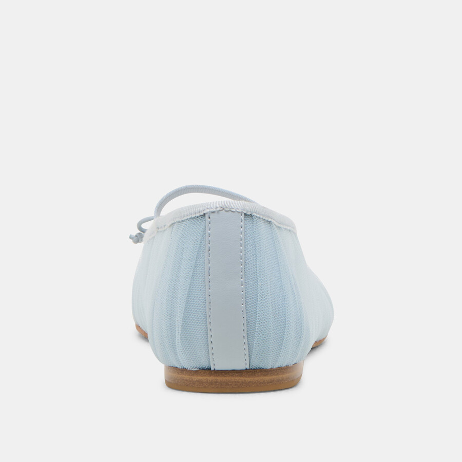 raeven ballerinas aus hellblauem tüll