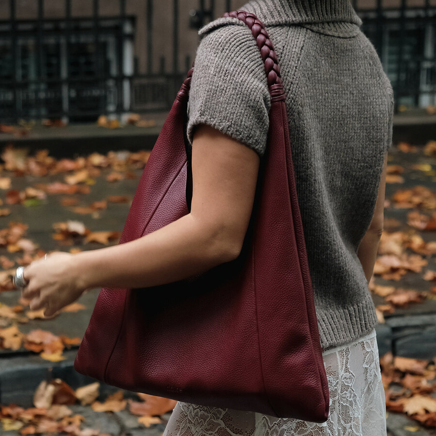 mia tote aus weinrotem leder