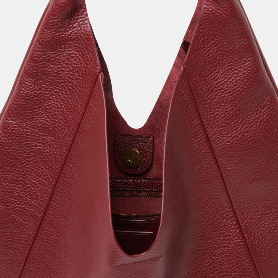 mia tote aus weinrotem leder