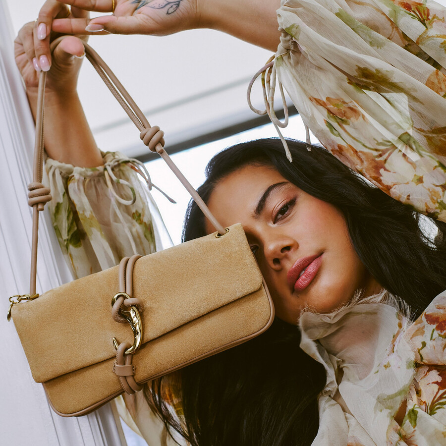 alice schultertasche aus beigefarbenem wildleder