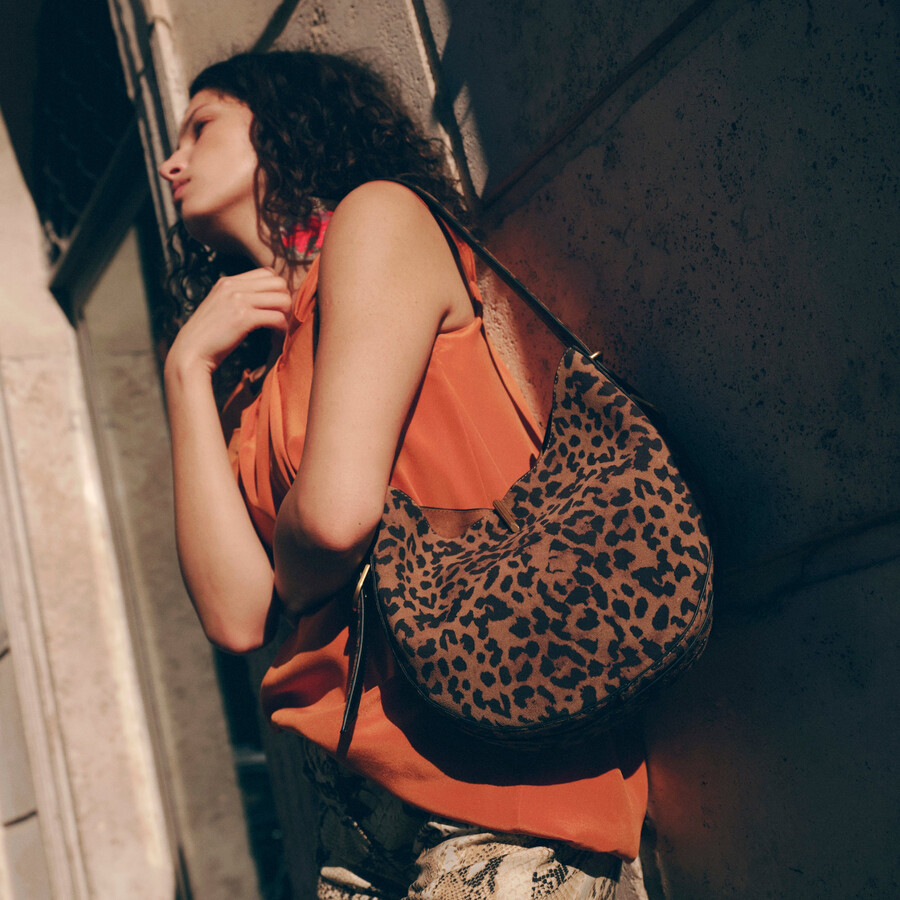 bree schultertasche aus leoparden-wildleder
