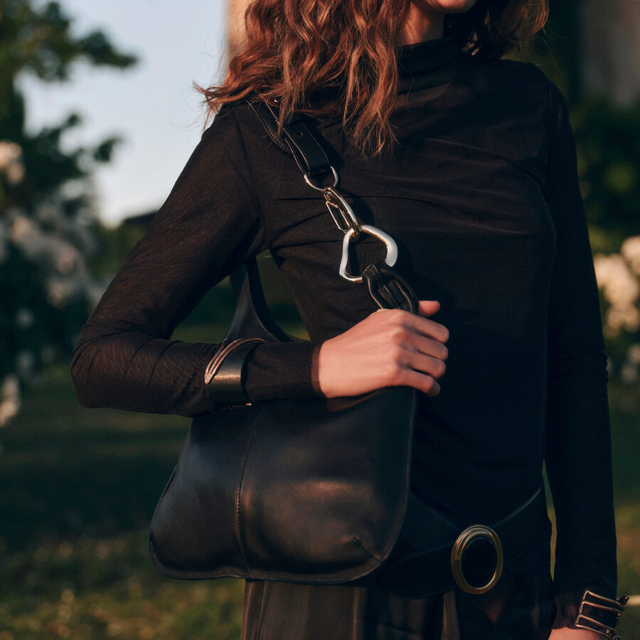 johnnie schultertasche aus schwarzem leder