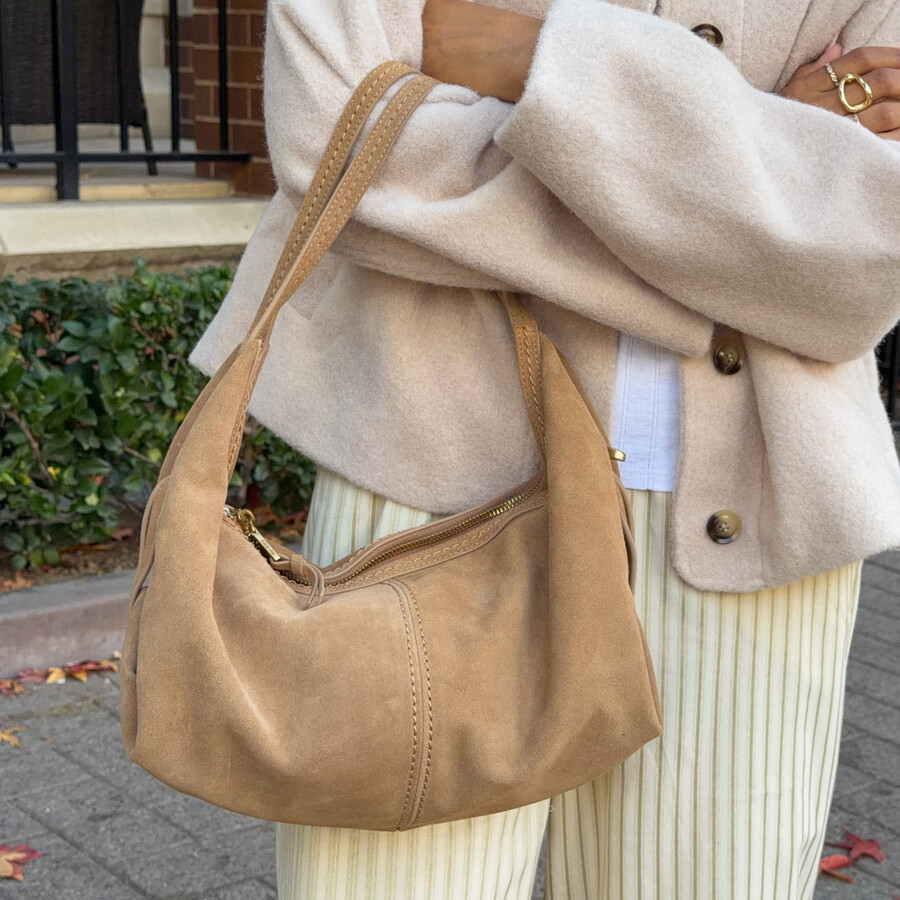 billy schultertasche aus kamelfarbenem wildleder