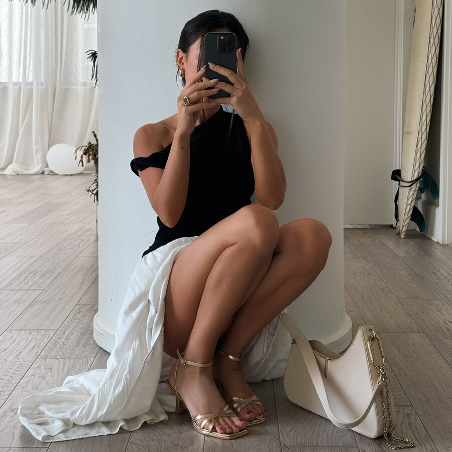 manji heels aus hellgoldenem metallic-leder