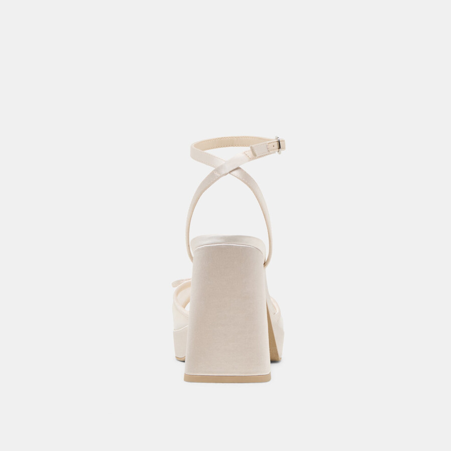 pandora heels aus weißem tüll