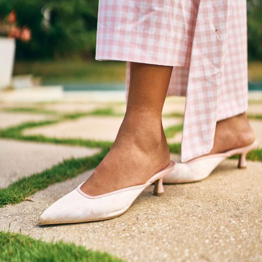 cleo x byrdie golf-heels rosa satin mit blumenmuster