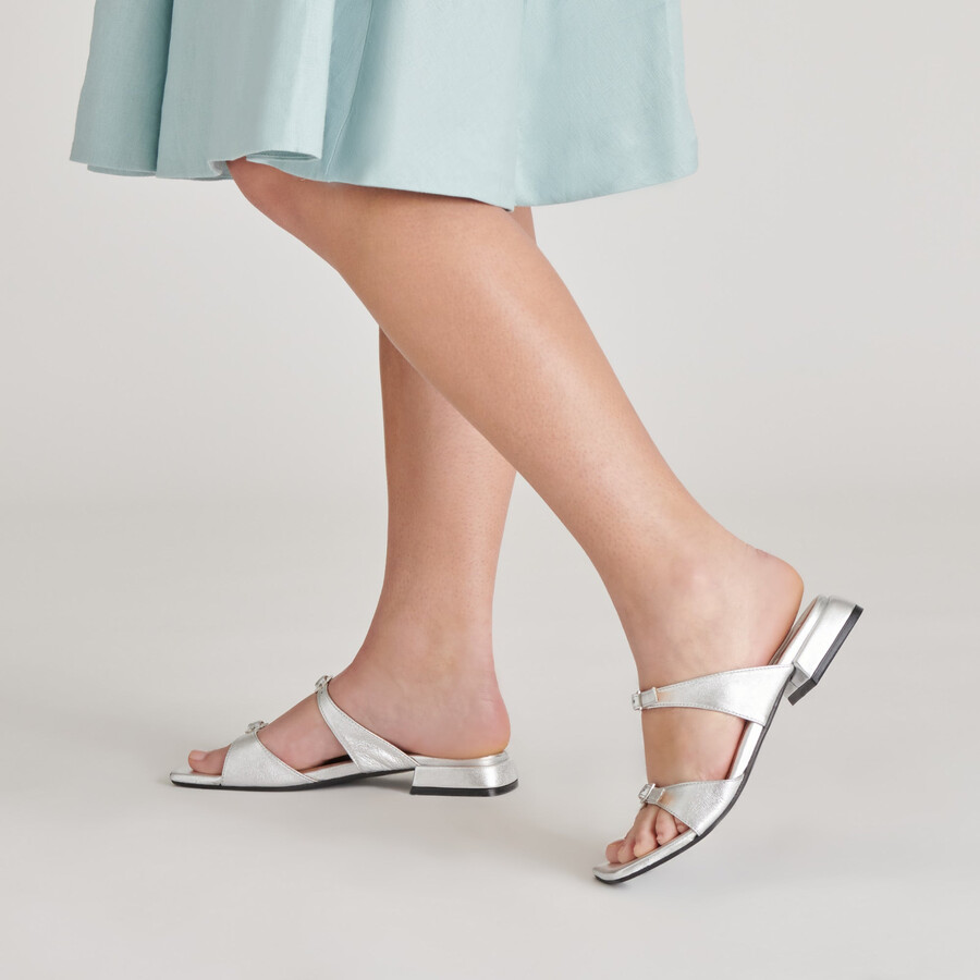 lavendel sandalen aus silberfarbenem metallic-leder