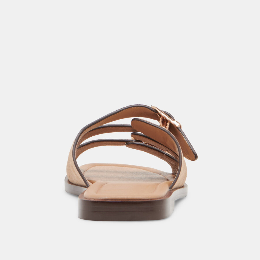 fin sandalen aus hellbraunem wildleder