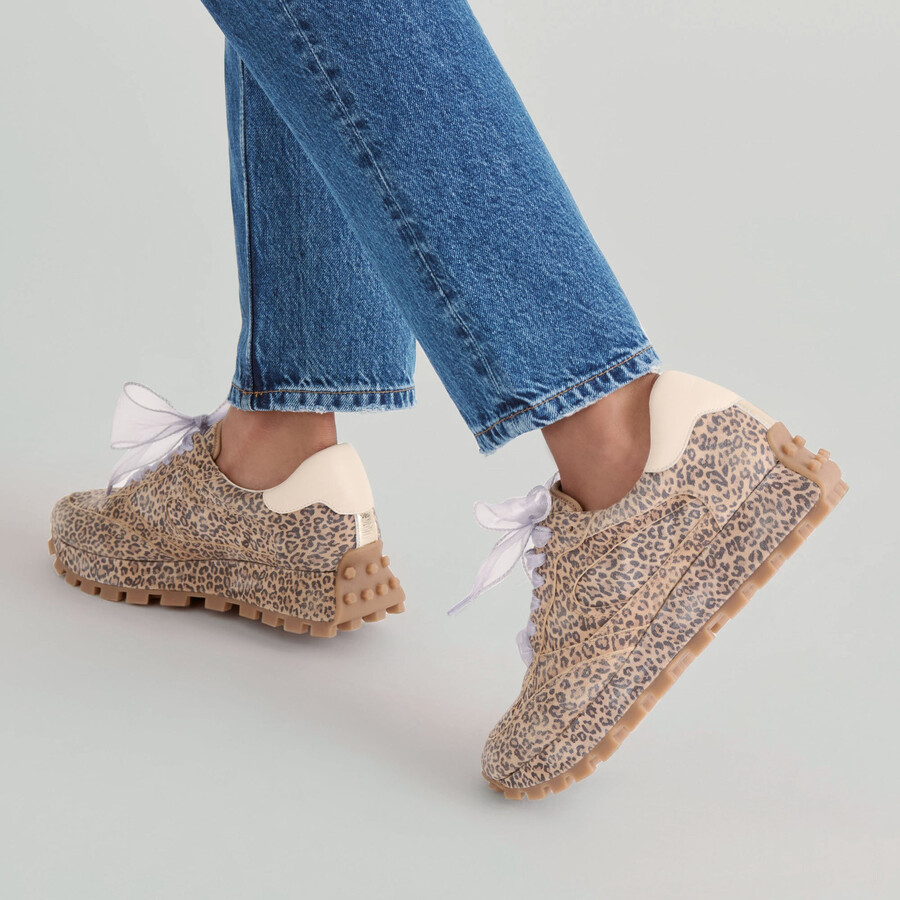 tricia sneakers aus hellbraunem wildleder mit leopardenmuster