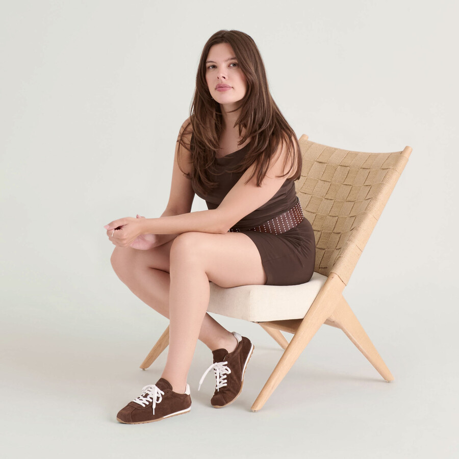 serina sneakers aus dunkelbraunem wildleder