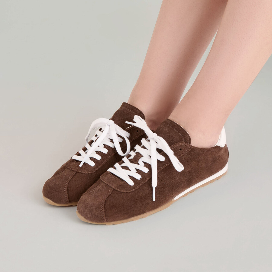 serina sneakers aus dunkelbraunem wildleder
