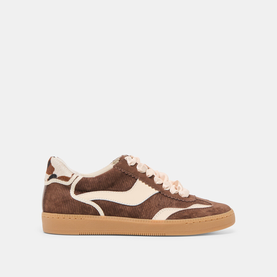sneakers aus schokoladenbraunem cord