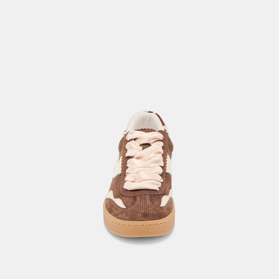 sneakers aus schokoladenbraunem cord