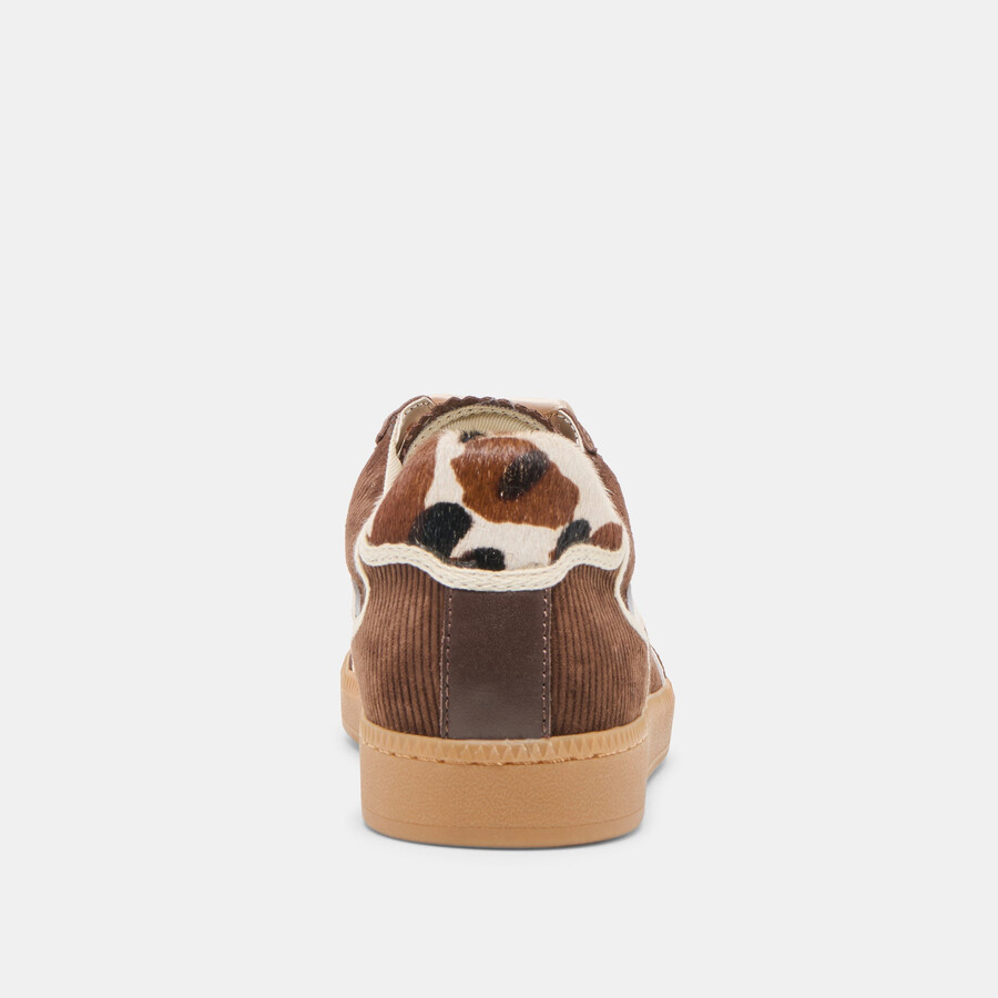 sneakers aus schokoladenbraunem cord