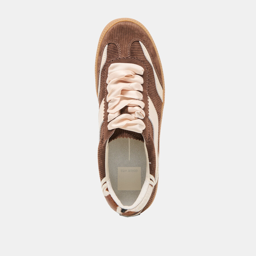 sneakers aus schokoladenbraunem cord