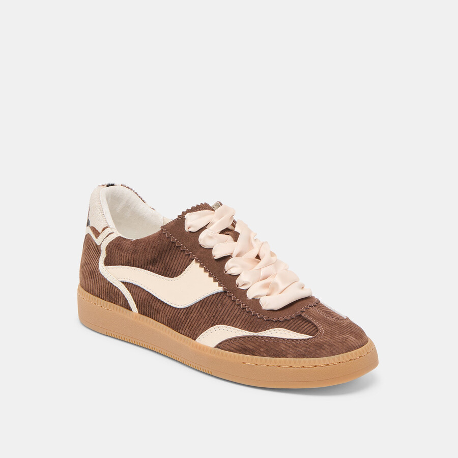 sneakers aus schokoladenbraunem cord