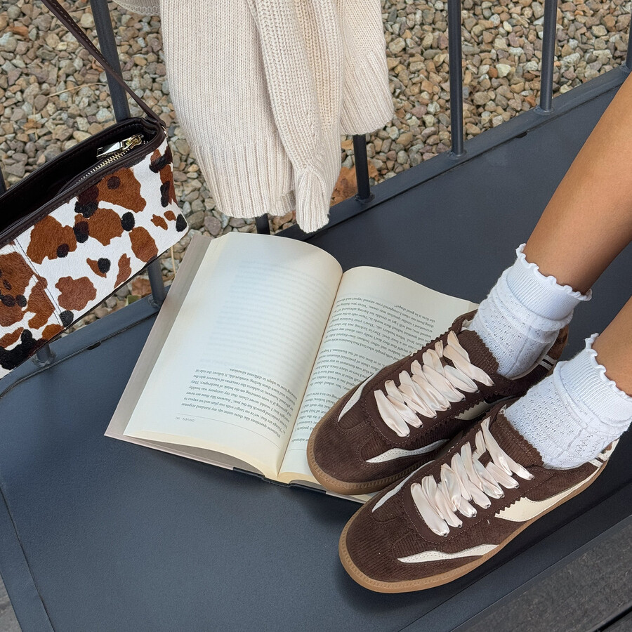 sneakers aus schokoladenbraunem cord