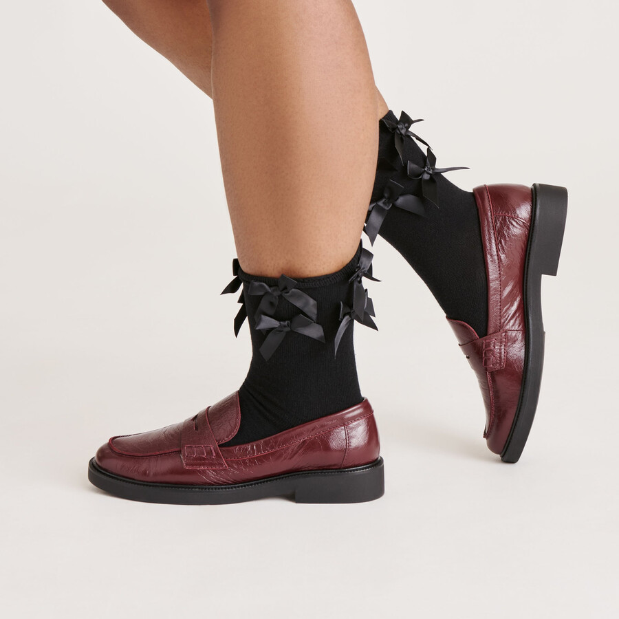 schwarze socken mit schleife